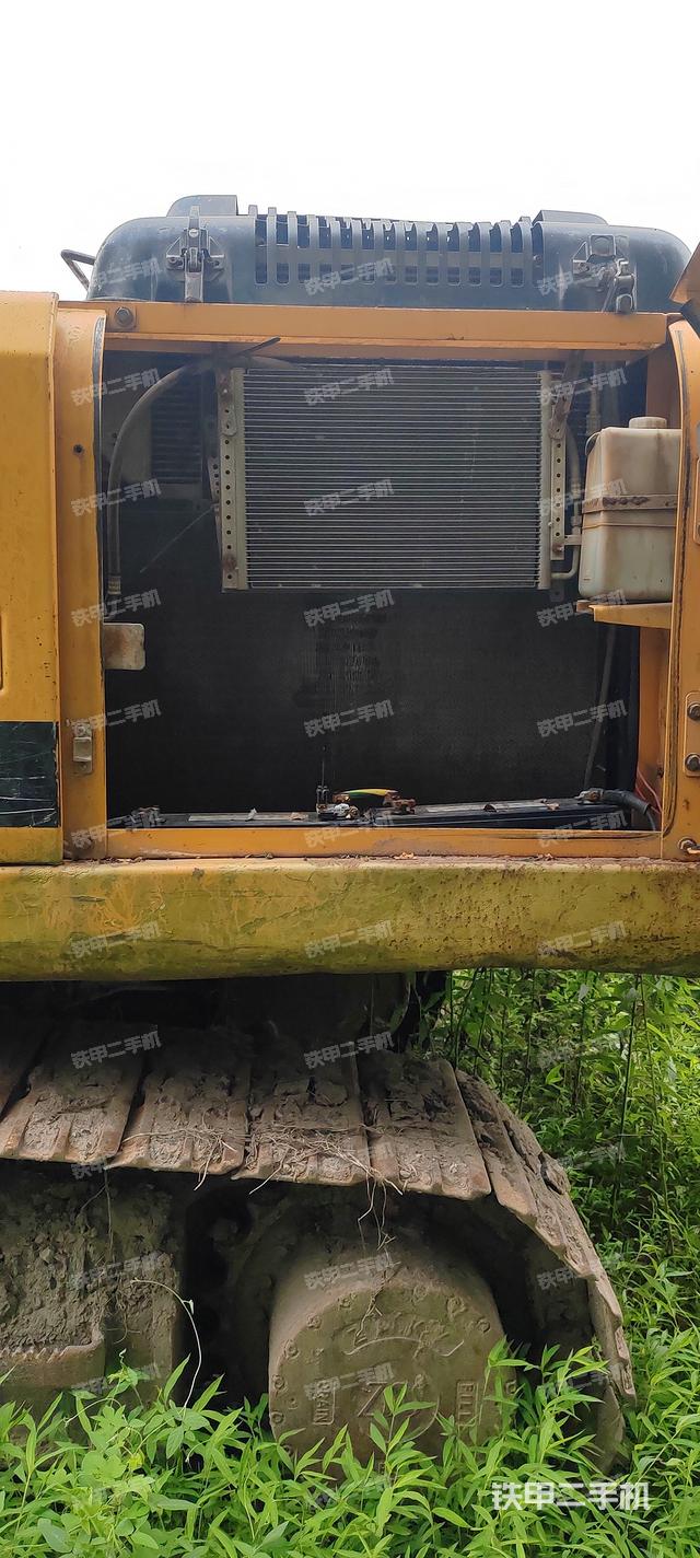 液压泵舱室正面整体（整机外观）