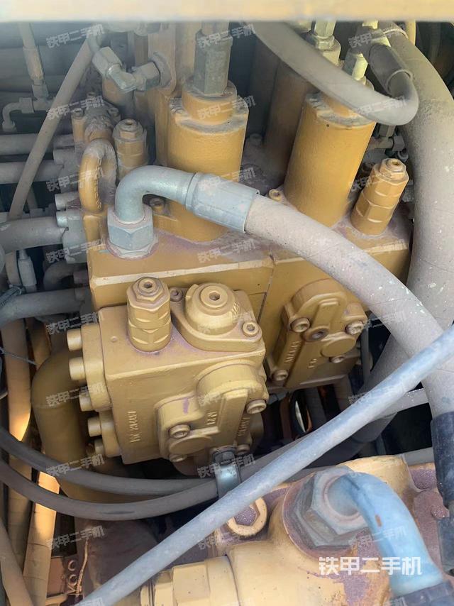 回转马达和主控阀（整机外观）