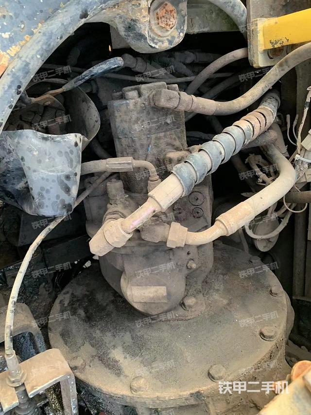 液压泵舱室正面整体（整机外观）