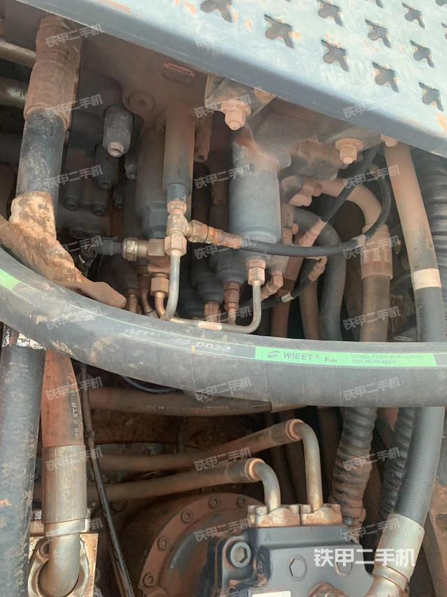 回转马达和主控阀（整机外观）