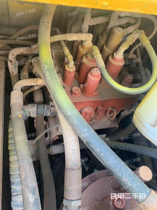 回转马达和主控阀（整机外观）