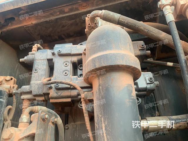 液压泵舱室正面整体（整机外观）