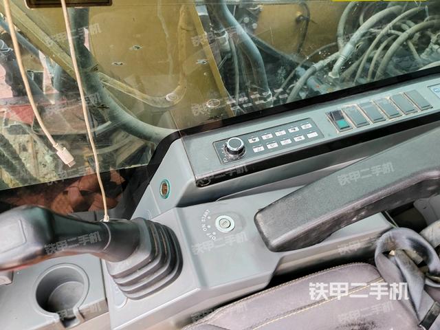 座椅右侧控制台/钥匙门/油门/含右手柄（驾驶室部分）