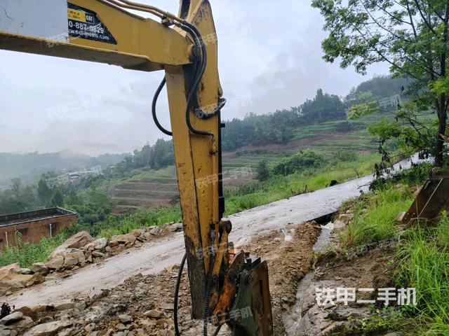 大臂油缸整体 竖拍（工作和回转装置）