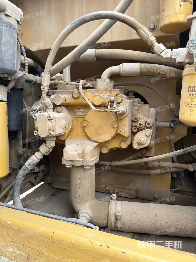 液压泵舱室正面整体（整机外观）