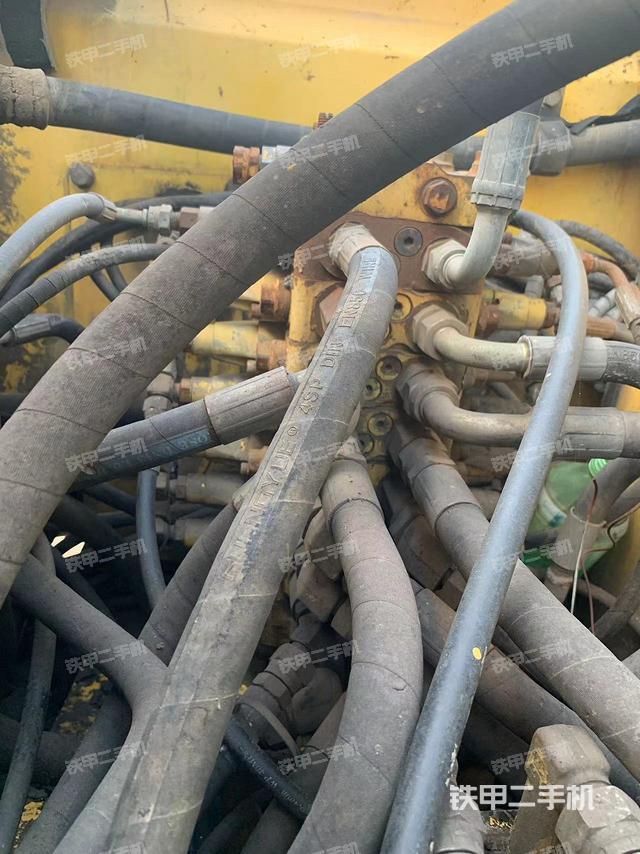 回转马达和主控阀（整机外观）