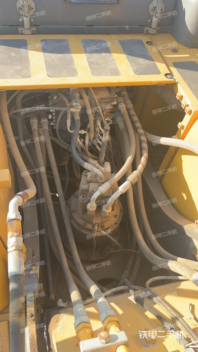 回转马达和主控阀（整机外观）