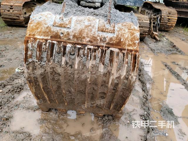 大臂油缸整体 竖拍（工作和回转装置）