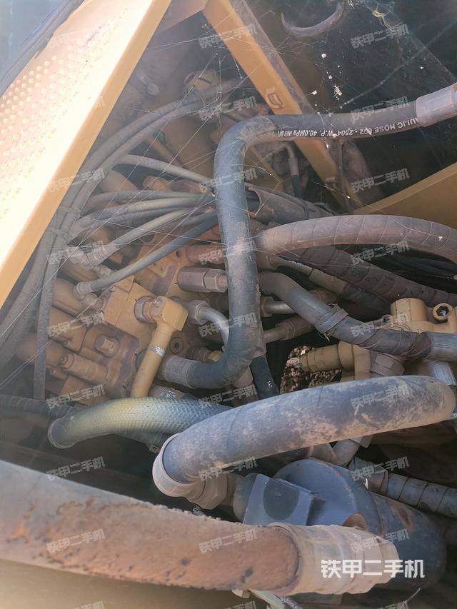 回转马达和主控阀（整机外观）