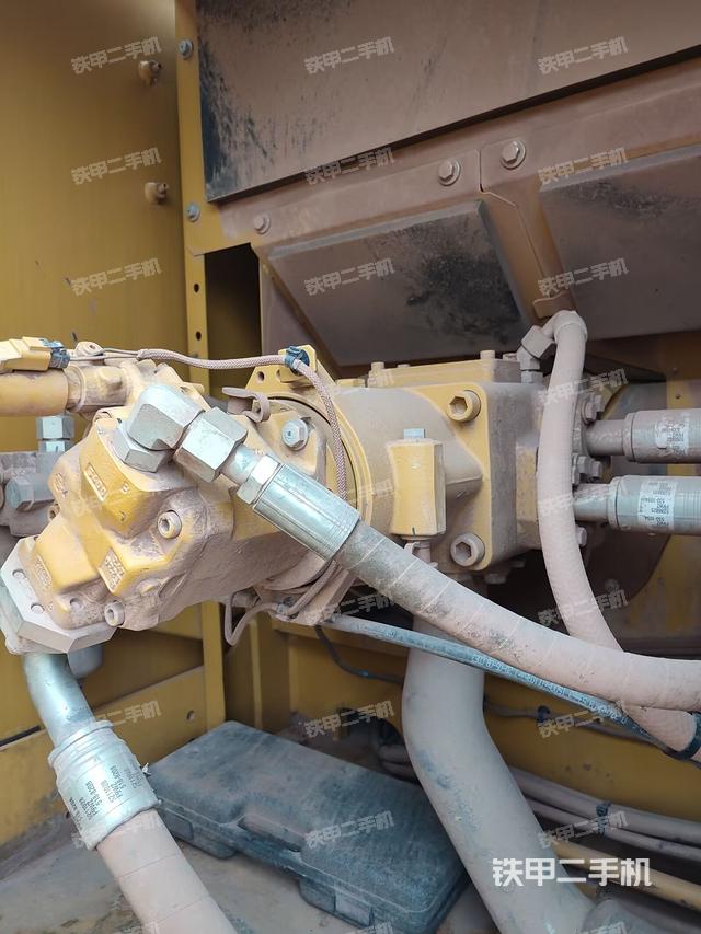 液压泵舱室正面整体（整机外观）