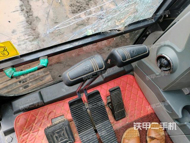 行走控制手柄和踏板 俯拍（驾驶室部分）