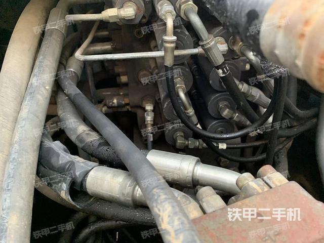 回转马达和主控阀（整机外观）