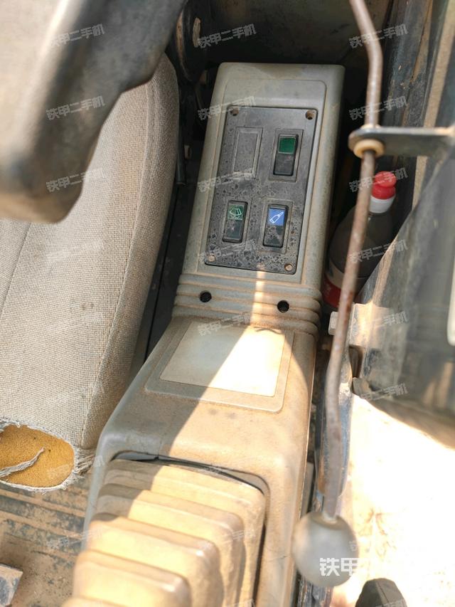 座椅右侧控制台/钥匙门/油门/含右手柄（驾驶室部分）