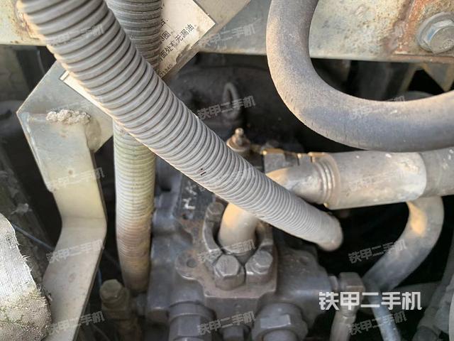 液压泵舱室正面整体（整机外观）