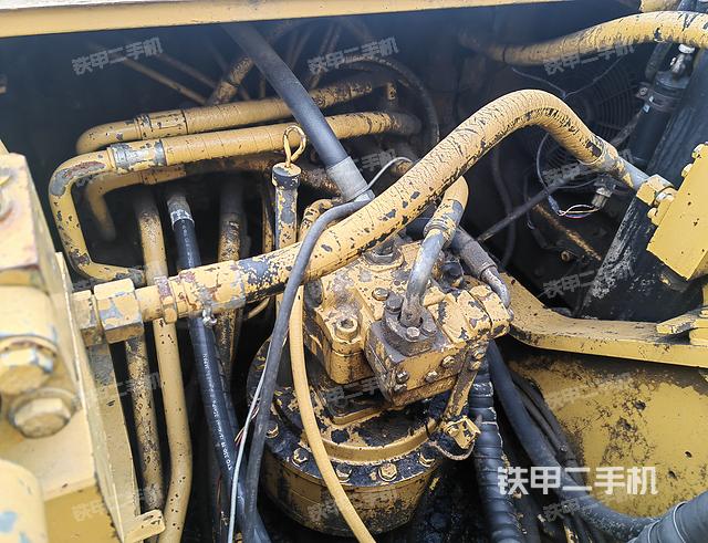 回转马达和主控阀（整机外观）