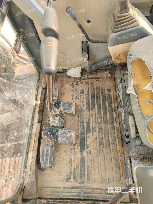 行走控制手柄和踏板 俯拍（驾驶室部分）