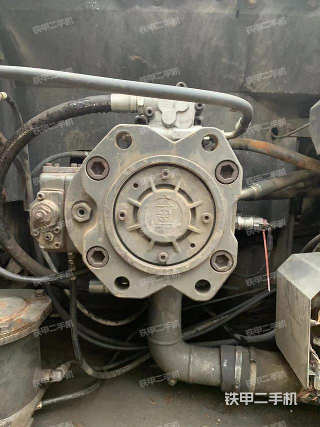 液压泵舱室正面整体（整机外观）