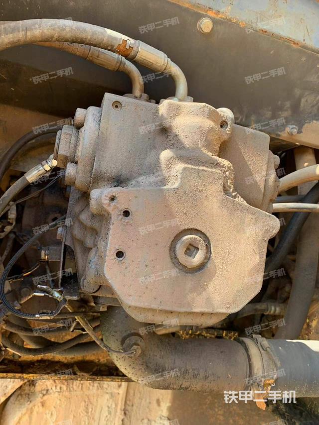 液压泵舱室正面整体（整机外观）