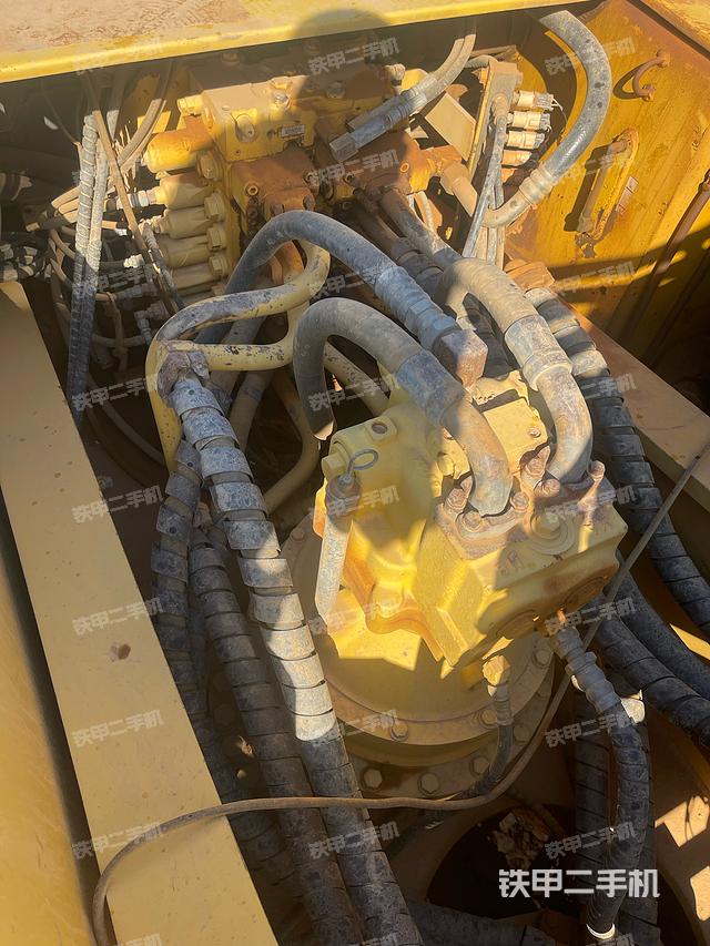 回转马达和主控阀（整机外观）