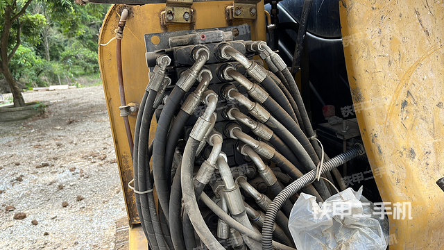 驾驶室顶部（整机外观）