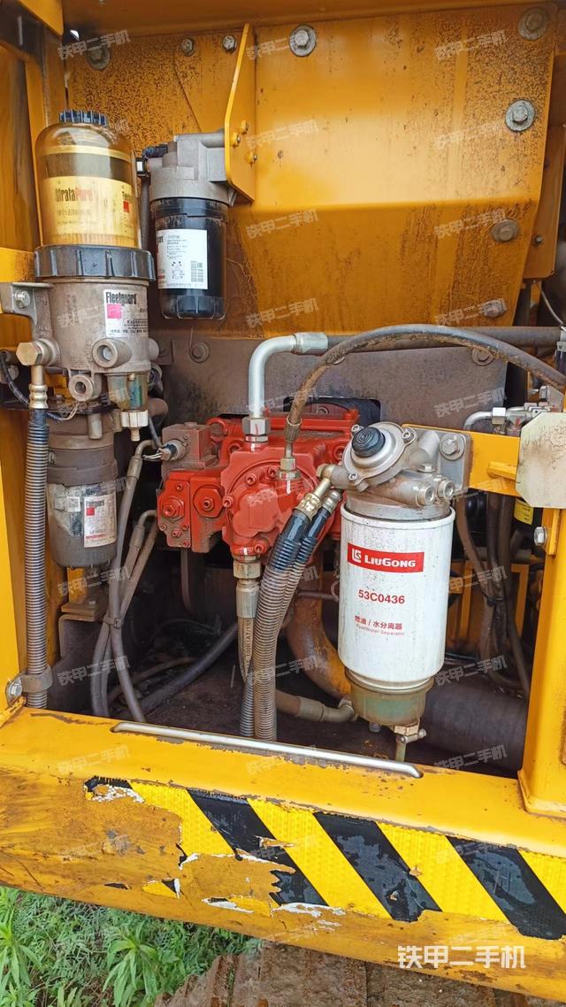 液压泵舱室正面整体（整机外观）