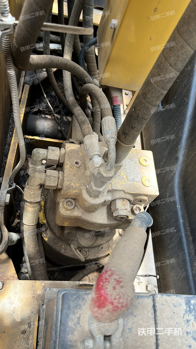 回转马达和主控阀（整机外观）