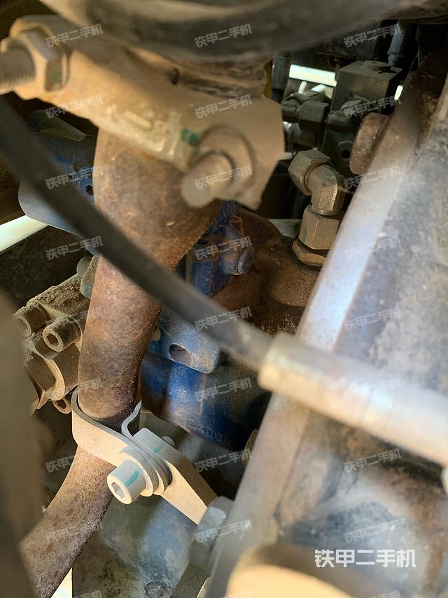 液压泵舱室正面整体（整机外观）