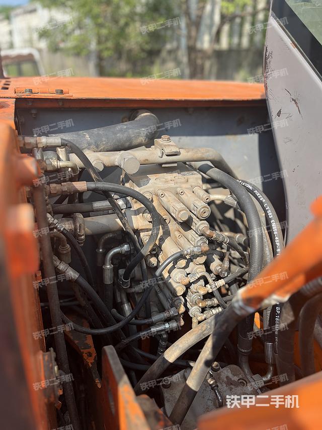 回转马达和主控阀（整机外观）