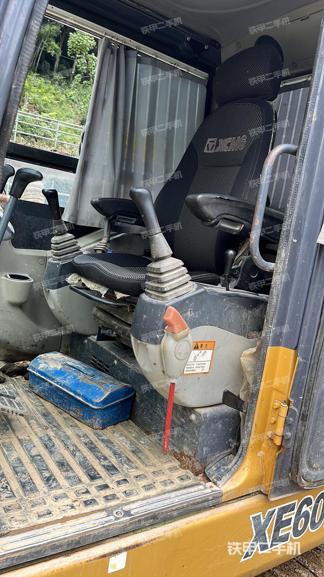 驾驶室整体（整机外观）