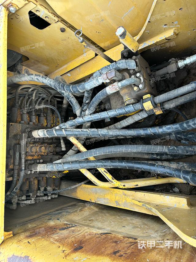 回转马达和主控阀（整机外观）