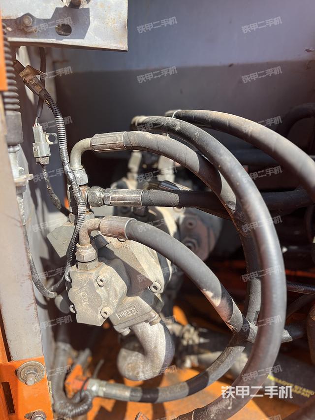 液压泵舱室正面整体（整机外观）