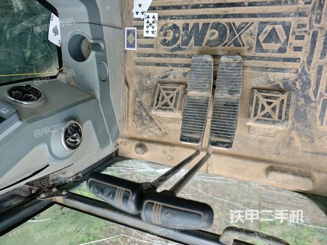 行走控制手柄和踏板?俯拍（駕駛室部分）