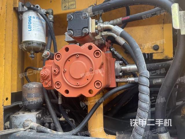 液压泵舱室正面整体（整机外观）