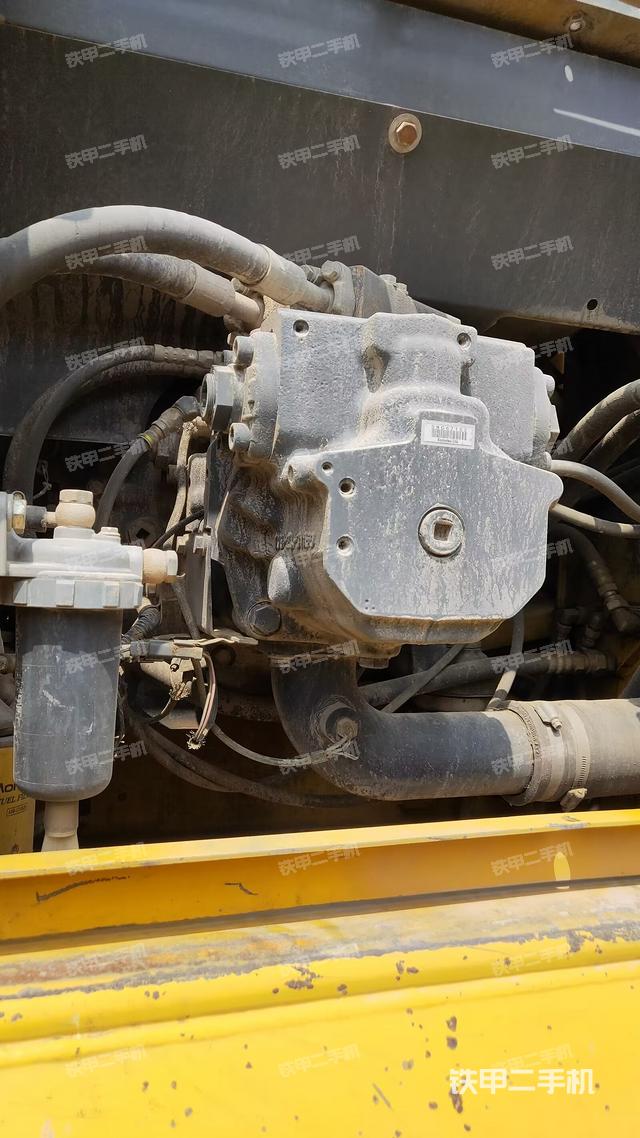 液压泵舱室正面整体（整机外观）