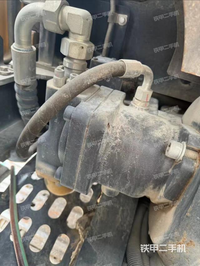 液压泵舱室正面整体（整机外观）