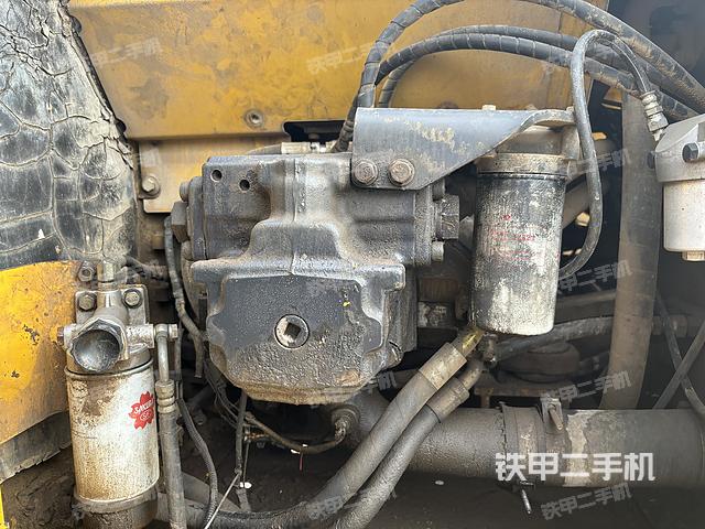 液压泵舱室正面整体（整机外观）