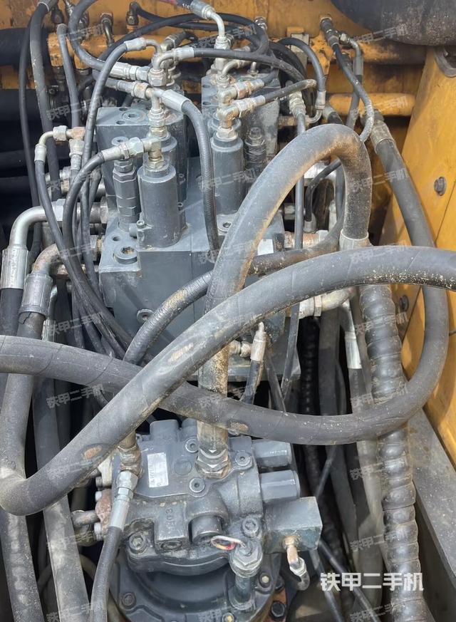 回转马达和主控阀（整机外观）