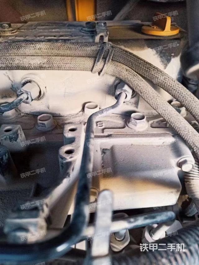 液压泵舱室正面整体（整机外观）