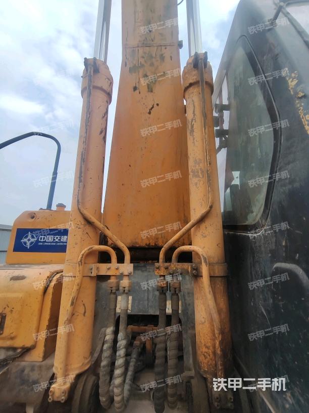 大臂油缸整体 竖拍（工作和回转装置）