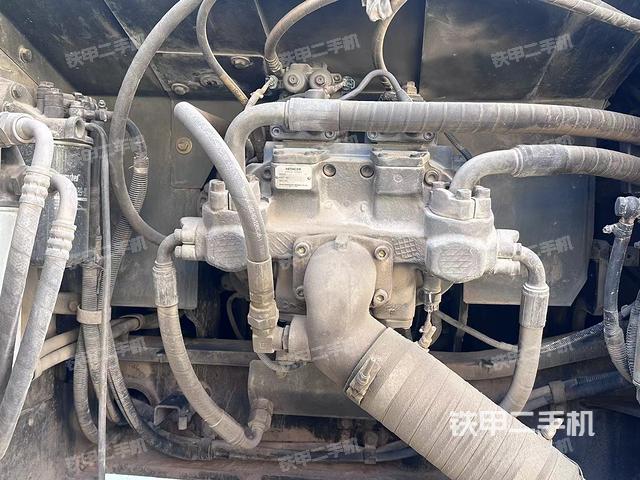 液压泵舱室正面整体（整机外观）