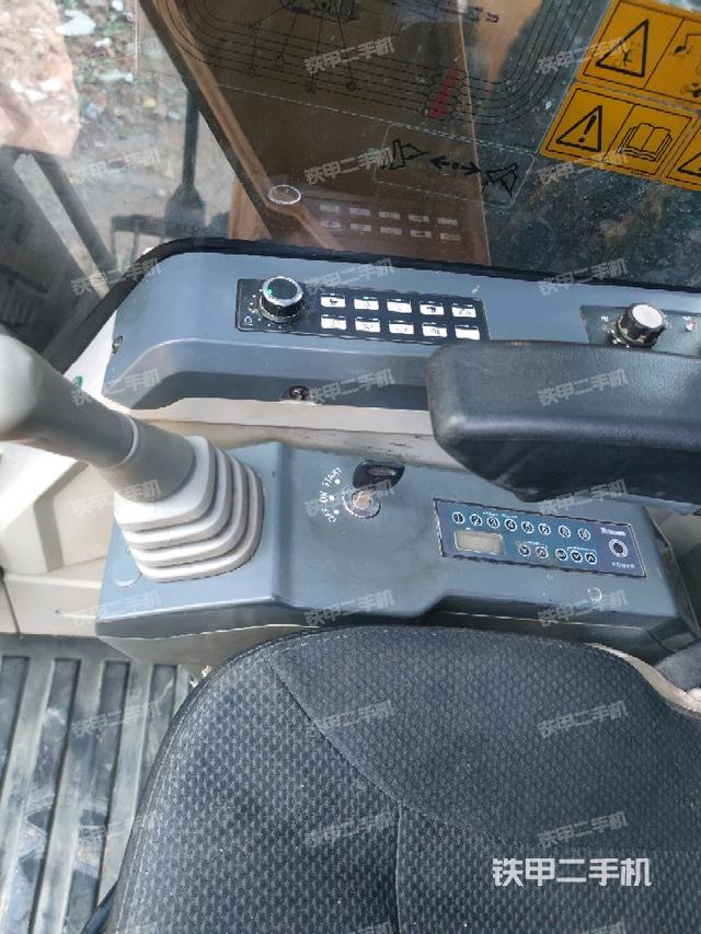 座椅右側(cè)控制臺(tái)/鑰匙門/油門/含右手柄（駕駛室部分）