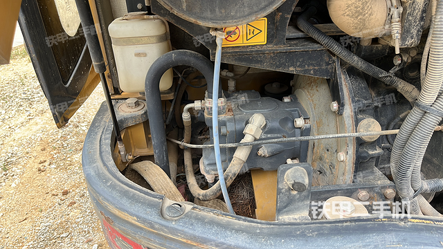 液压泵舱室正面整体（整机外观）