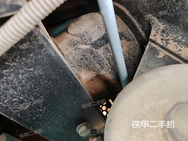 液压泵舱室正面整体（整机外观）