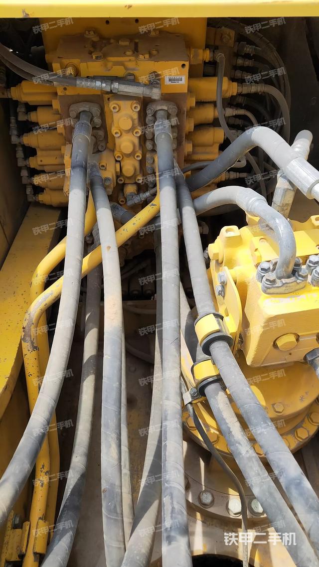 回转马达和主控阀（整机外观）