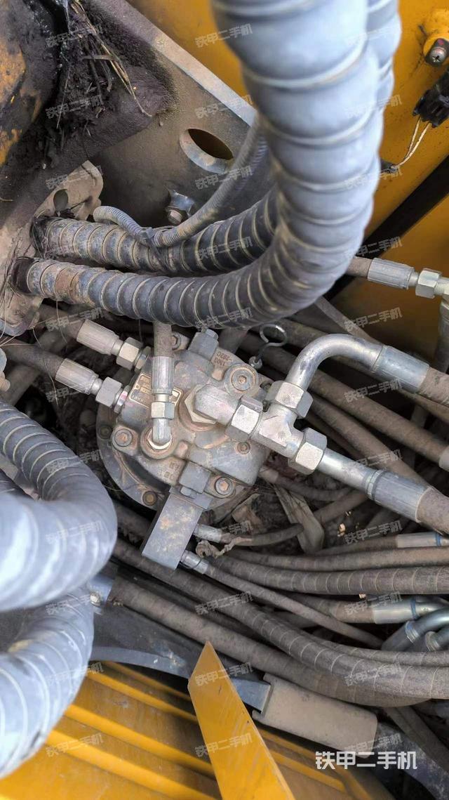 回转马达和主控阀（整机外观）