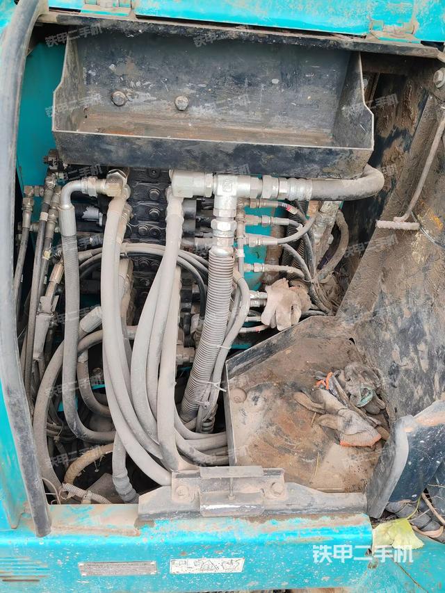 回转马达和主控阀（整机外观）