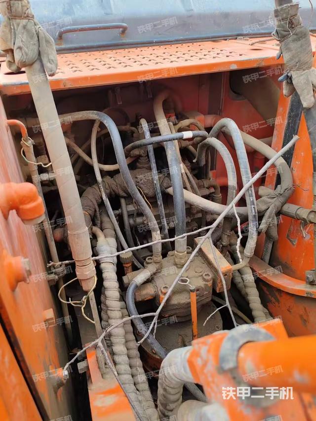 回转马达和主控阀（整机外观）