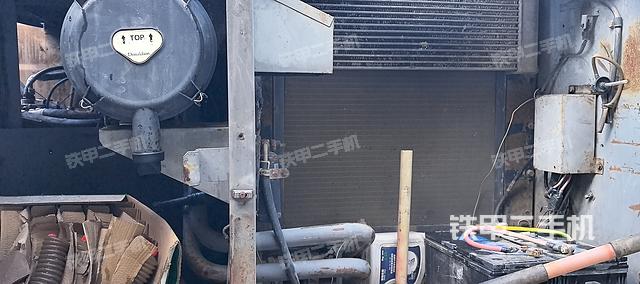 液压泵舱室正面整体（整机外观）