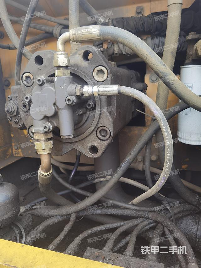 液压泵舱室正面整体（整机外观）