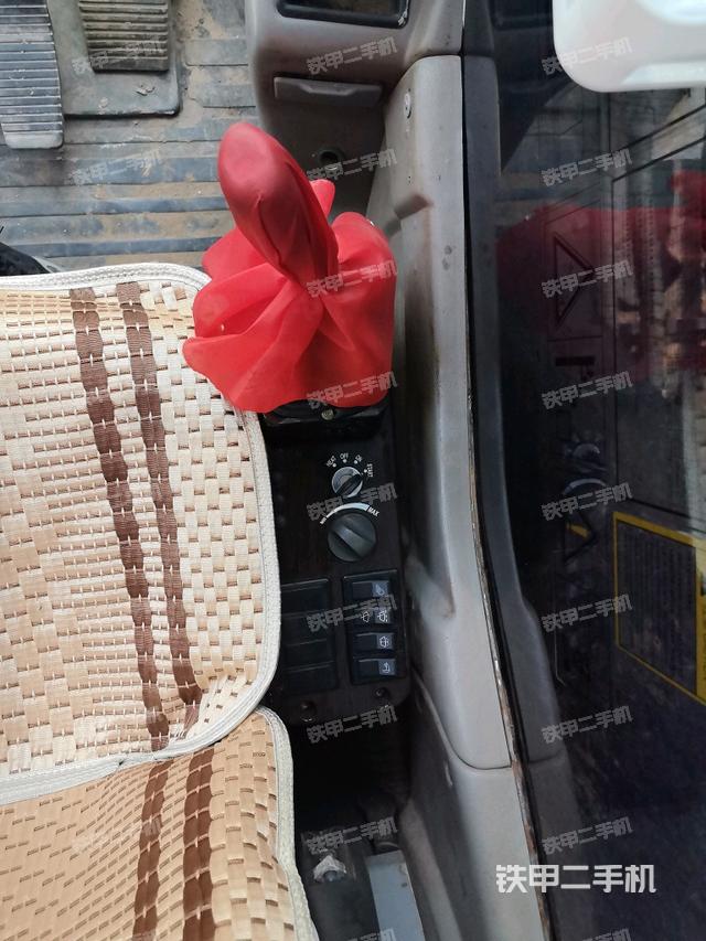 座椅右側(cè)控制臺(tái)/鑰匙門(mén)/油門(mén)/含右手柄（駕駛室部分）